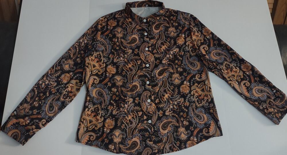 Women's Button Up Blouse New. Size XXL.